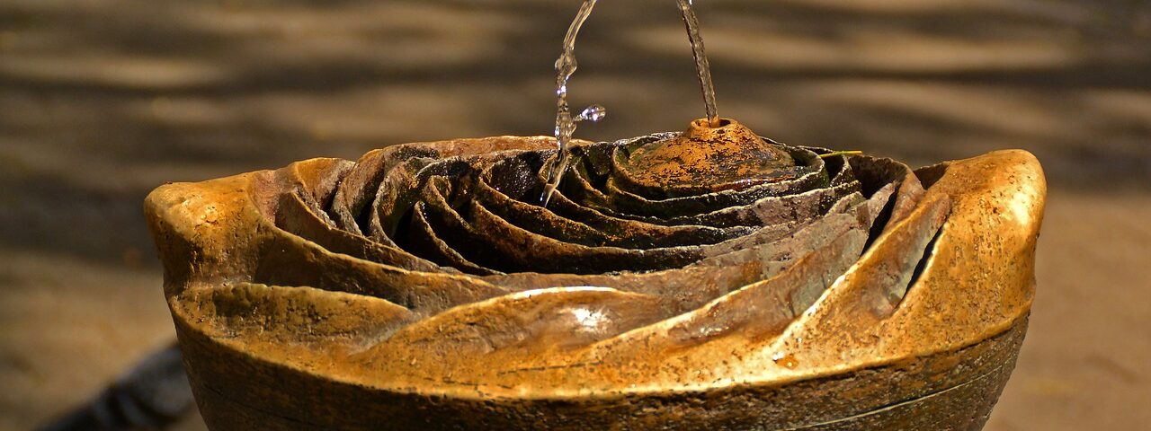 Fuente con agua